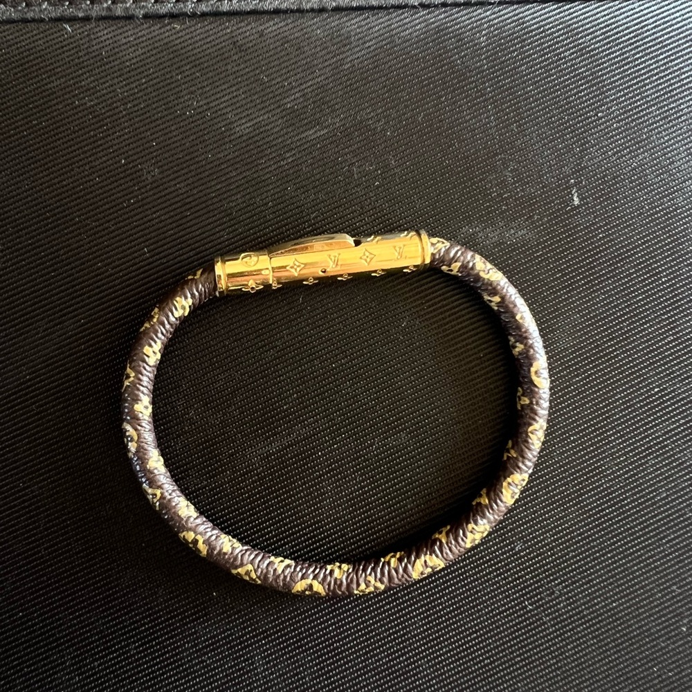 Beautiful monogram pattern bracelet - Picture 2 of 4